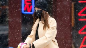 Snežno vreme ne sprečava Irinu Shayk da krene ulicom u kremastom total looku