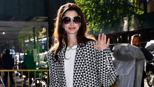 Anne Hathaway demonstrira savršen način za stilizovanje oversized blejzera