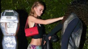 Suknja Lily-Rose Depp je klasik iz 2000-ih koji je bio obavezan u izlascima