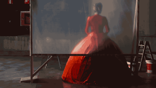 Tilda Swinton u crvenoj haljini Balenciaga u novom filmu Almodovara