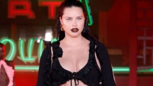 Trendu trudničkog stomaka u fokusu priključila se i Adriana Lima