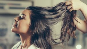 Da li radite piling kose? Evo zašto ovaj korak treba da bude obavezan u vašoj beauty rutini