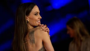When in Rome… Angelina Jolie širokim osmehom i izazovnom figurom osvojila crveni tepih