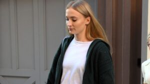 Sophie Turner zamenila je svoju Adidas Sambu za nove eko patike