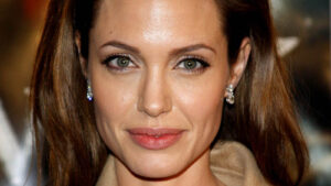 Angelina Jolie prikazala je svoju prvu kreaciju na dodeli Oscara