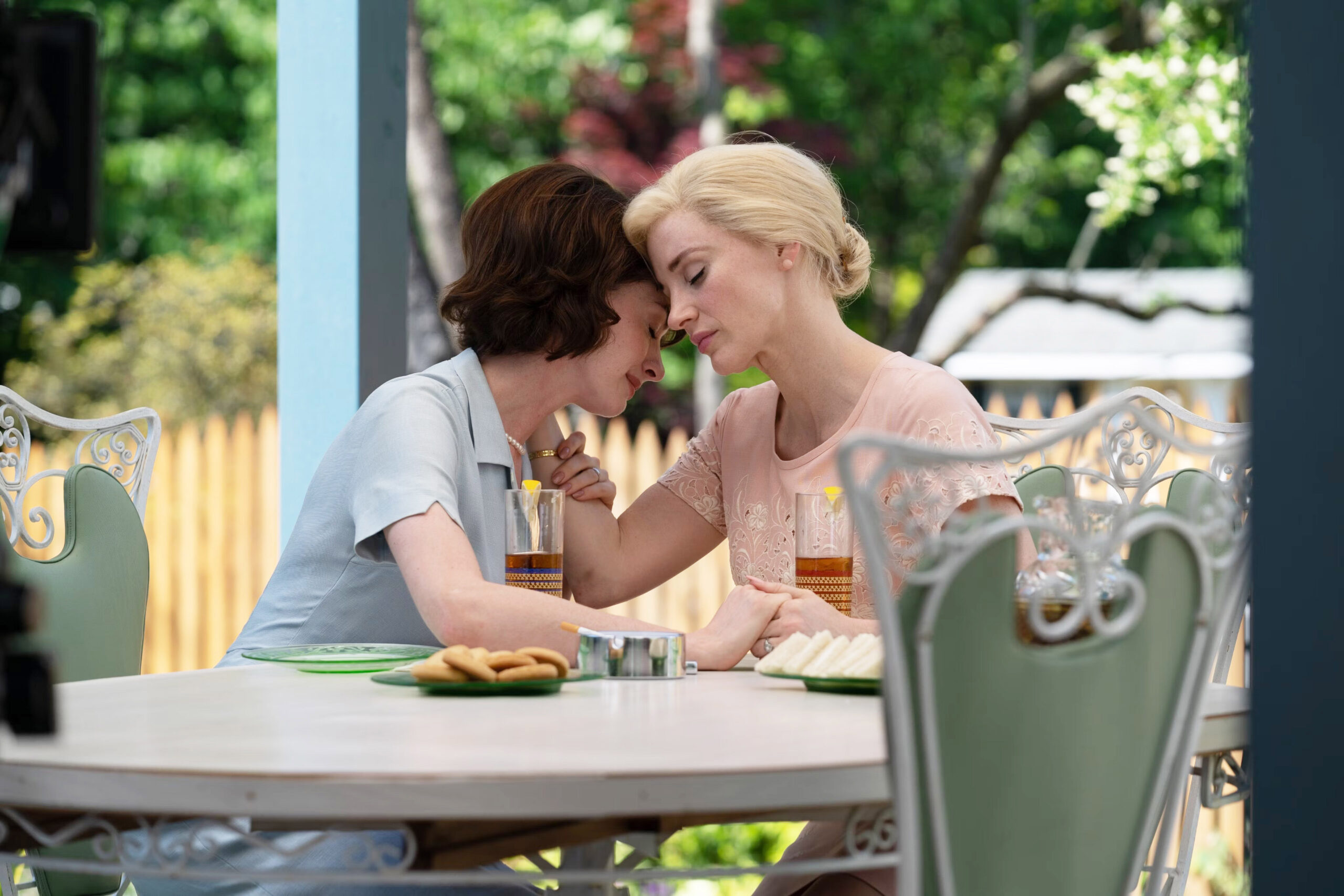 Anne Hathaway i Jessica Chastain su problematične domaćiće iz 60-ih u novom trileru “Mothers’ Instinct”
