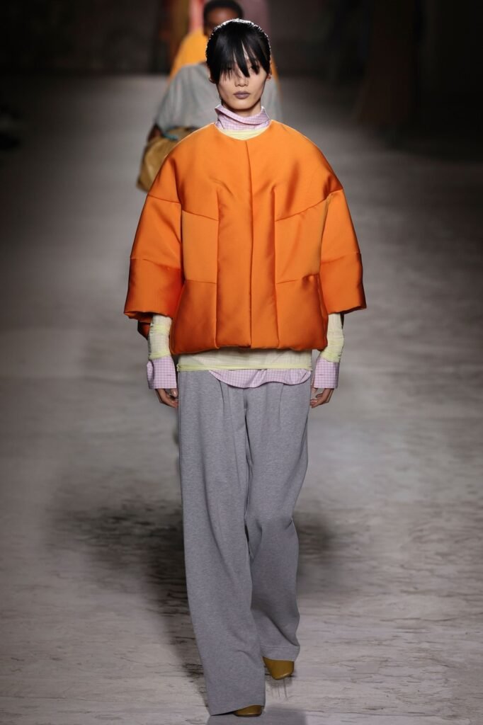 Kako da se oblačite slojevito sa stilom
Dries Van Noten kolekcija jesen/ziima 2024.
narandzasta puffer jakna oi slojevite kosulje