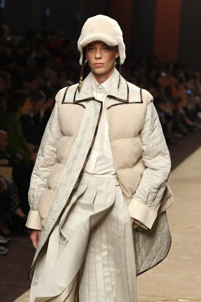 Puffer vests Kako ih nositi i kombinovati za savršen zimski izgled!
Fendi kolekcija jesen/zima 2020