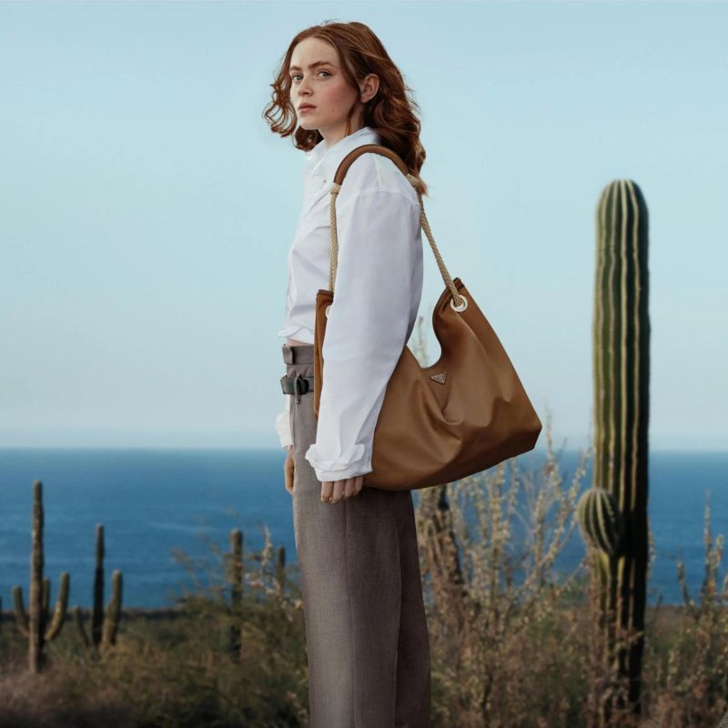 Prada Re-Nylon Dokumentarac koji menja pravila održivosti Sadie Sink i Benedict Cumberbatch istražuju ekološke izazove kroz seriju koja osvetljava važnost smanjenja plastičnog otpada i očuvanja okeana