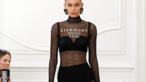 Sarah Burton hrabro preoblikuje Givenchy na svojoj debitantskoj reviji
