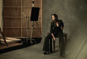 Victoria Beckham nosi blejzer i pantalone VICTORIA BECKHAM. Nakit, njen lični. Potpetice, vlasništvo stiliste