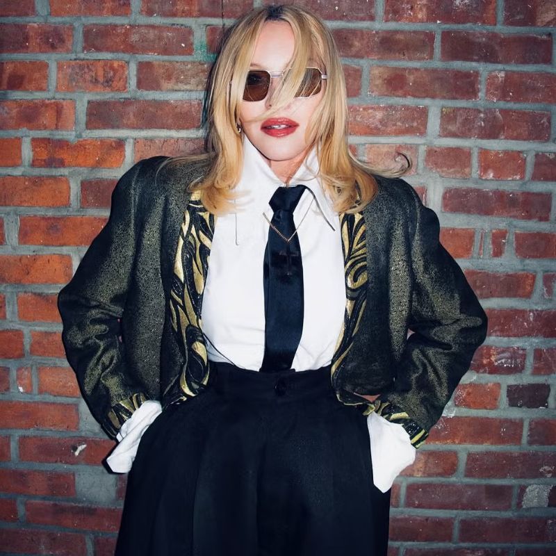 Madonna demonstrira kako se odelo inkorporira u street style