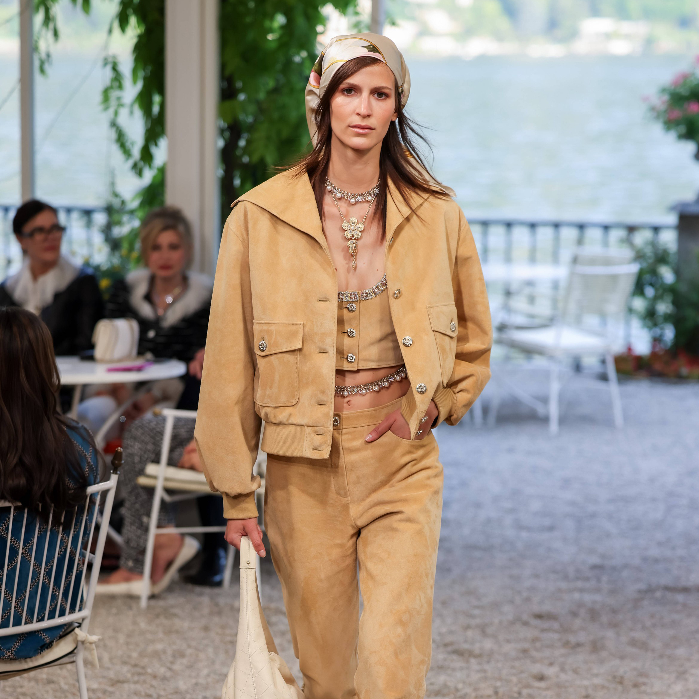 Chanel Cruise 2026: Omaž prošlosti i tiha najava onoga što dolazi U raskošnom okruženju vile d’Este, legendarnog hotela na obali jezera Komo, Chanel je predstavio Cruise kolekciju koja glamur pretvara u svakodnevicu odmora.