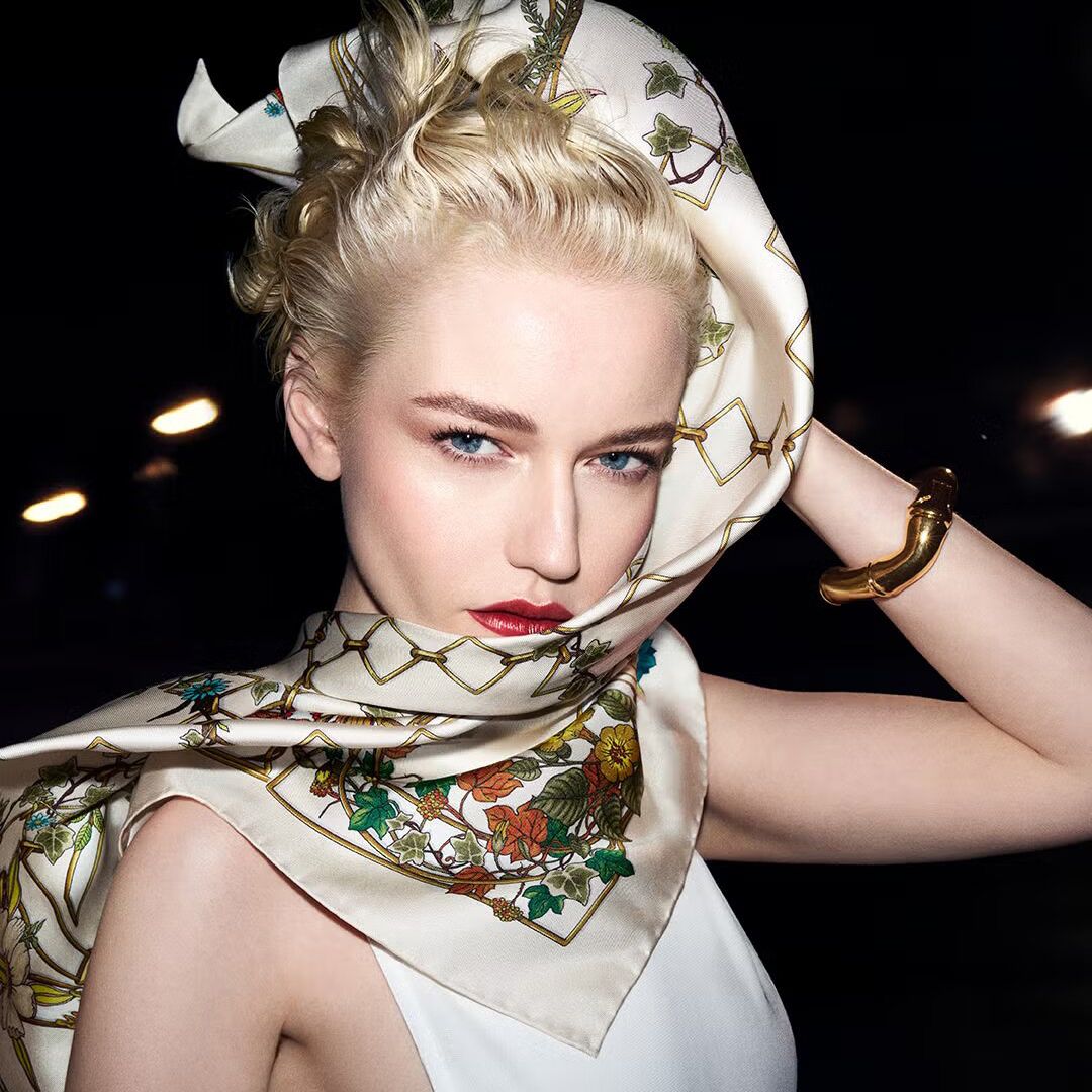  U filmskim kadrovima koje je snimio Steven Meisel, Garner se pojavljuje kao deo promotivne kampanje Keep It Gucci: The Art of Silk.  
