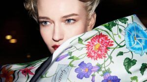 Julia Garner i Gucci nas podsećaju da floralni šik ne izlazi iz modeJulia Garner i Gucci nas podsećaju da floralni šik ne izlazi iz mode