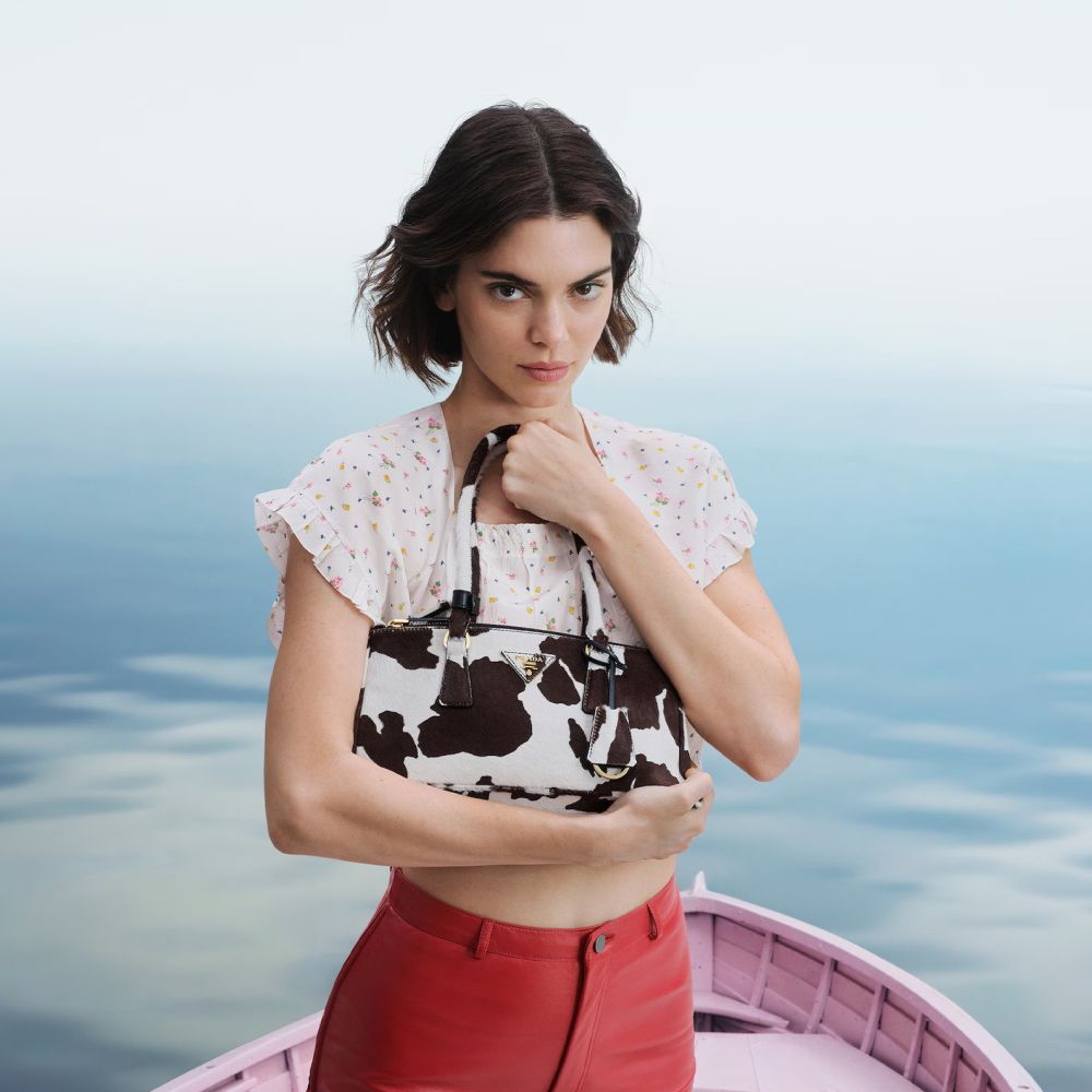 Prada kampanja Days of Summer 2025 ne nudi još jednu u nizu letnjih razglednica, već introspektivnu studiju o slobodi, fluidnosti i suvremenim kodovima elegancije.