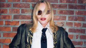 Madonna demonstrira kako se odelo inkorporira u street style