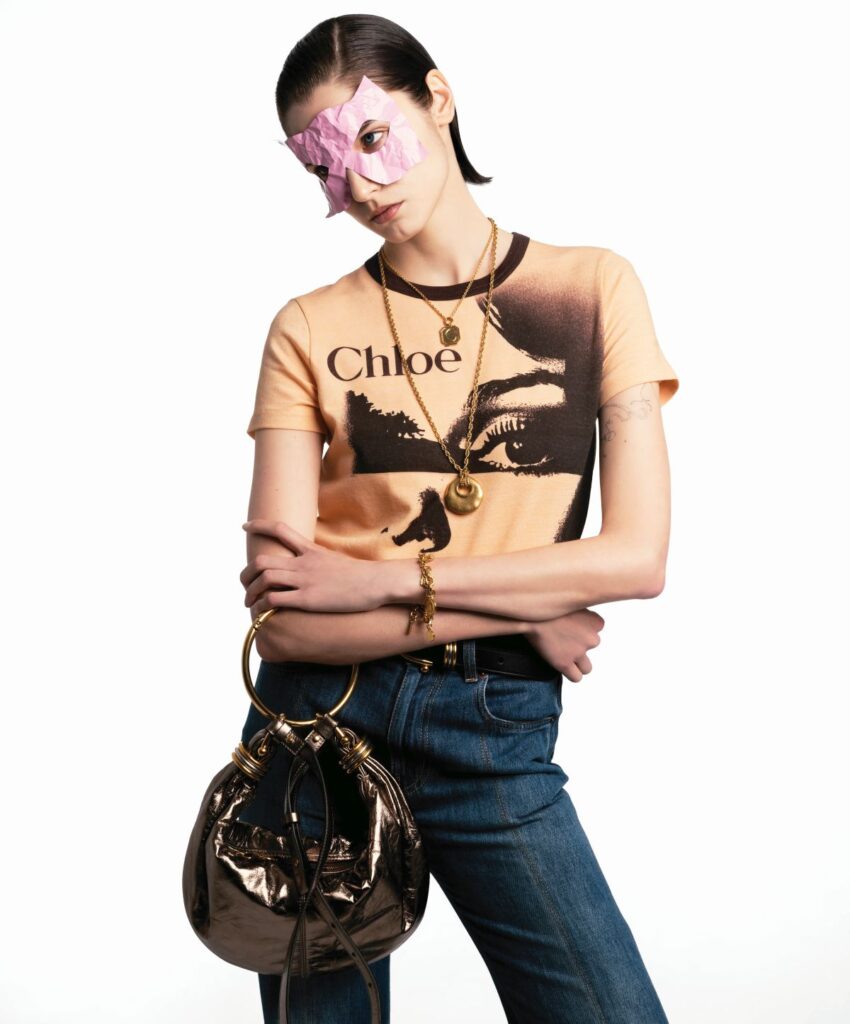 Kada detalji učine da moda zaživi
Majica, farmerke, kaiš, ogrlice, narukvica i tašna, sve CHLOÉ