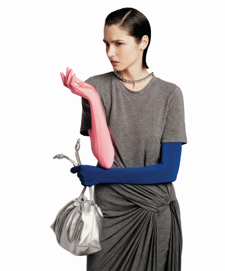Kada detalji učine da moda zaživi
Haljina i tašna (lanac nošen oko vrata deo je tašne) LOEWE. Rukavice vlasništvo stiliste