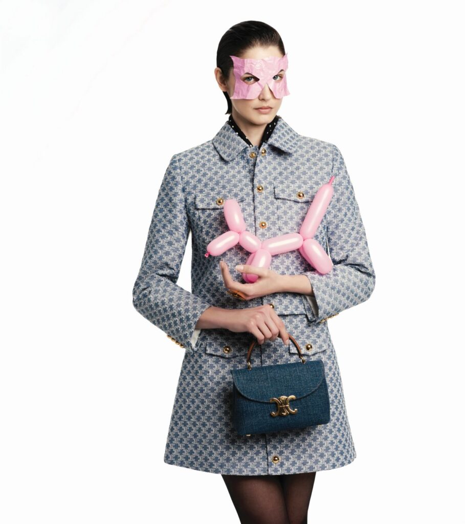 Kada detalji učine da moda zaživi
Sako, suknja, tašnica i prsten, sve CELINE BY HEDI SLIMANE. Marama DOLCE & GABBANA