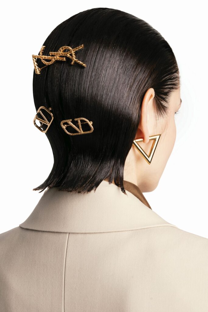 Kada detalji učine da moda zaživi
Sako, marama i broš (nošen kao ukosnica), sve SAINT LAURENT BY ANTHONY VACCARELLO
Minđuša i broševi (nošeni kao ukosnice) VALENTINO GARAVANI