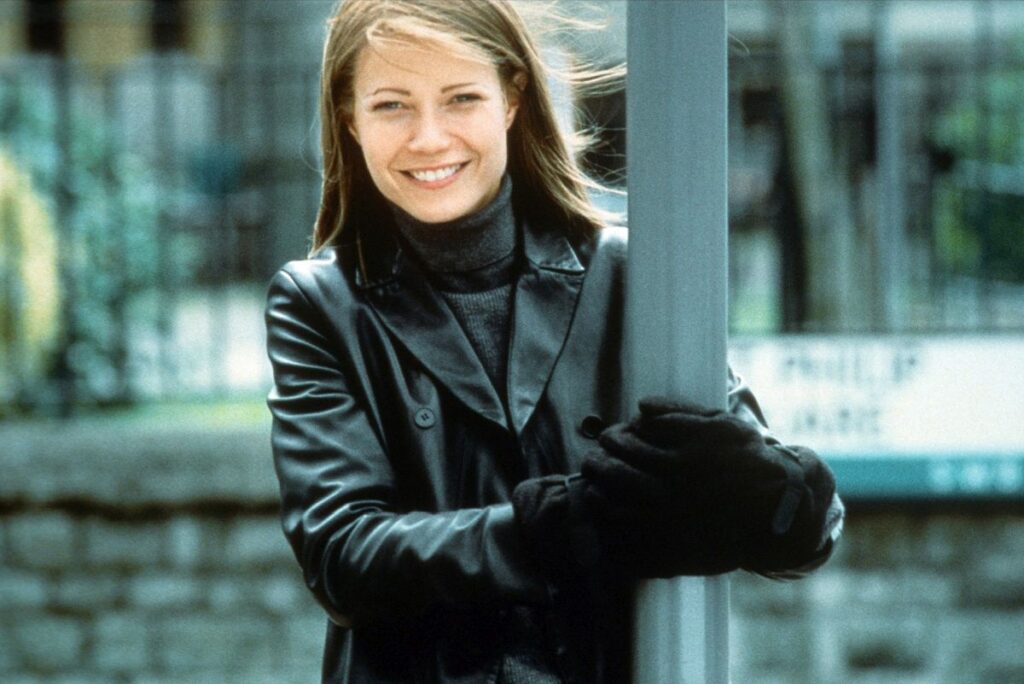 9 ključnih komada koji definišu modnu nostalgiju 90-ih
gwyneth paltrow
Kožna jakna sa reverima