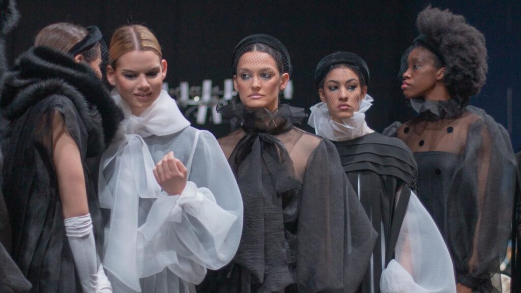 Harper's BAZAAR intervju: Budislava Keković
O svojoj estetici, umetničkim opsesijama, couture senzibilitetu i tri decenije stvaranja mode bez kompromisa