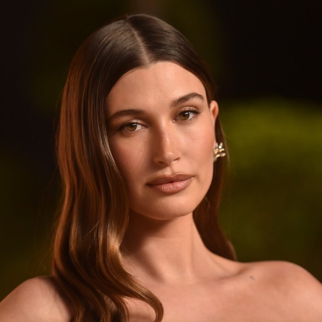 e.l.f. Beauty objavila je da preuzima Rhode u ugovoru vrednom čak milijardu dolara. Hailey Bieber prodala Rhode! Prema zvaničnim informacijama, akcionarima će odmah biti isplaćeno 800 miliona dolara u gotovini i akcijam