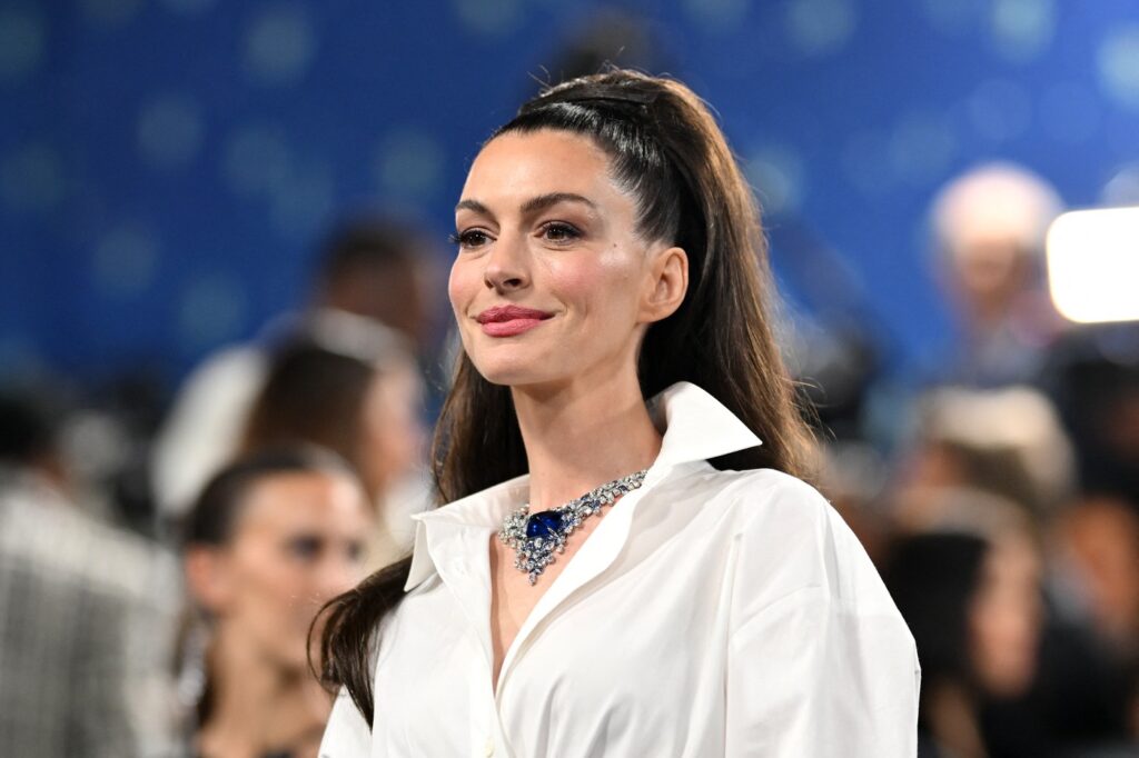 Ogrlica Anne Hathaway zasenila je sve na Met Gali 2025