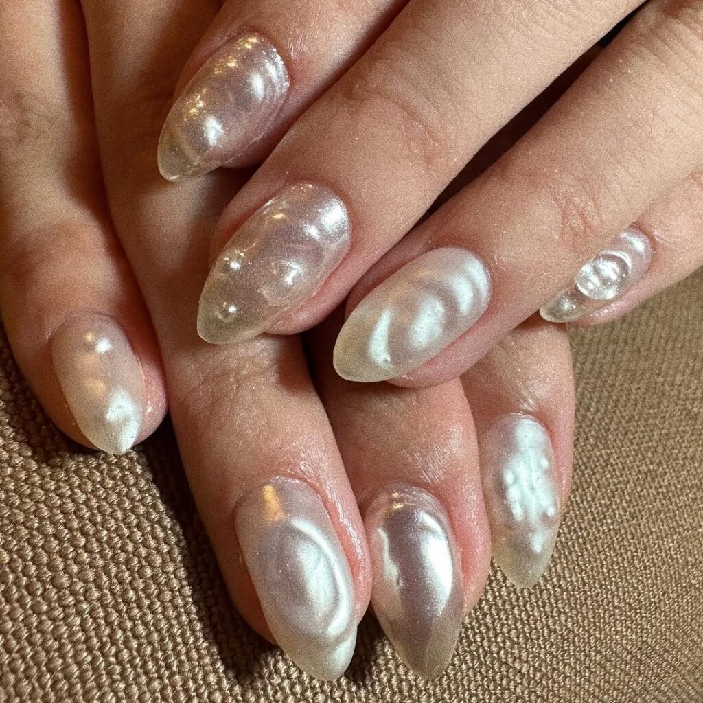 Oyster nails: Najzanimljiviji trend leta 2025