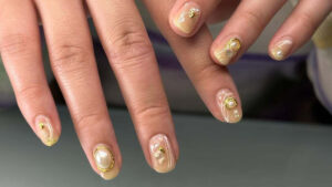 Oyster nails Najzanimljiviji trend leta 2025 (3)