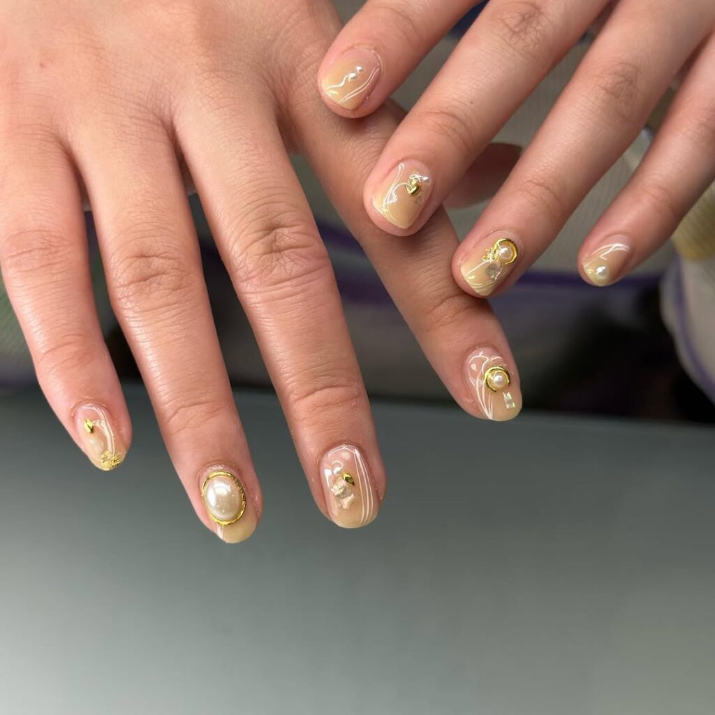 Oyster nails Najzanimljiviji trend leta 2025