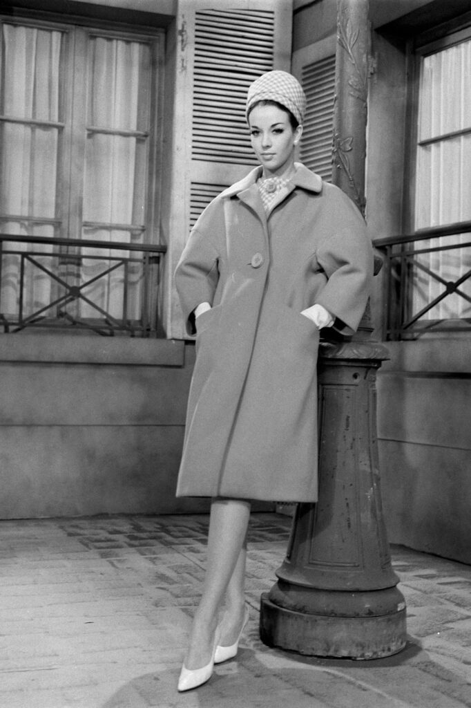 Pierre Balmain: Kad kroj postane arhitektura
Na današnji dan rođen je dizajner koji je modu posleratne Francuske pretvorio u preciznu, elegantnu konstrukciju