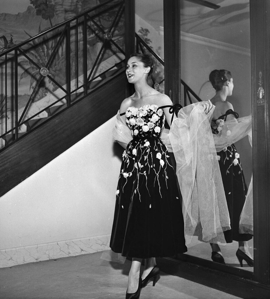 Pierre Balmain: Kad kroj postane arhitektura
Na današnji dan rođen je dizajner koji je modu posleratne Francuske pretvorio u preciznu, elegantnu konstrukciju