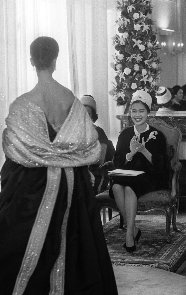 Pierre Balmain: Kad kroj postane arhitektura
Na današnji dan rođen je dizajner koji je modu posleratne Francuske pretvorio u preciznu, elegantnu konstrukciju