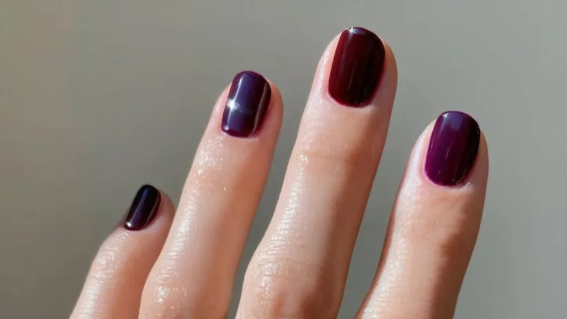Nightshade nokti su letnji trend sa mračnim šarmom Inspiracija dolazi iz prirode — tačnije iz biljaka iz porodice nightshade, koje karakterišu duboke, zasićene boje ploda i cveta.