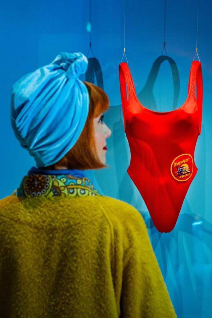 Top 9 modnih izložbi koje vredi posetiti tokom leta 2025.
“Splash! A Century of Swimming and Style”
Design Museum, Londonv