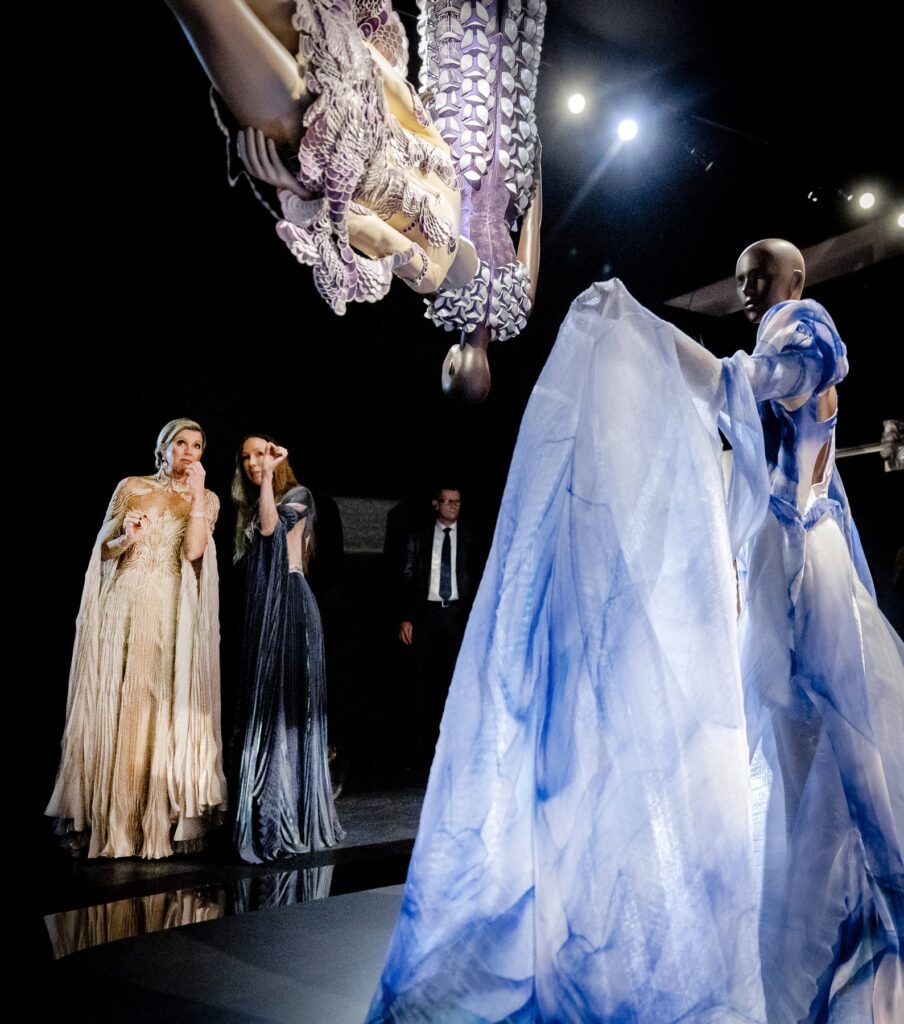 Top 9 modnih izložbi koje vredi posetiti tokom leta 2025.
“Iris Van Herpen: Sculpting the Senses”
ArtScience Museum, Singapur