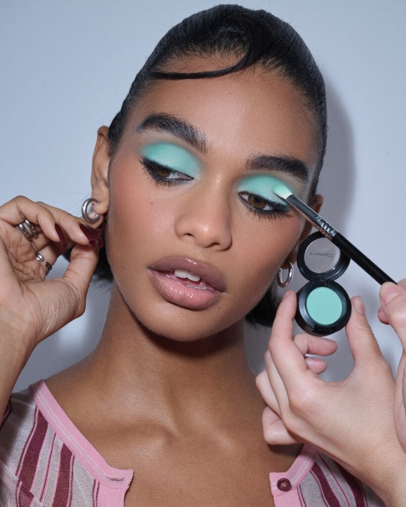 6 najlepših makeup trendova za leto 2025.
senke u fokusu
