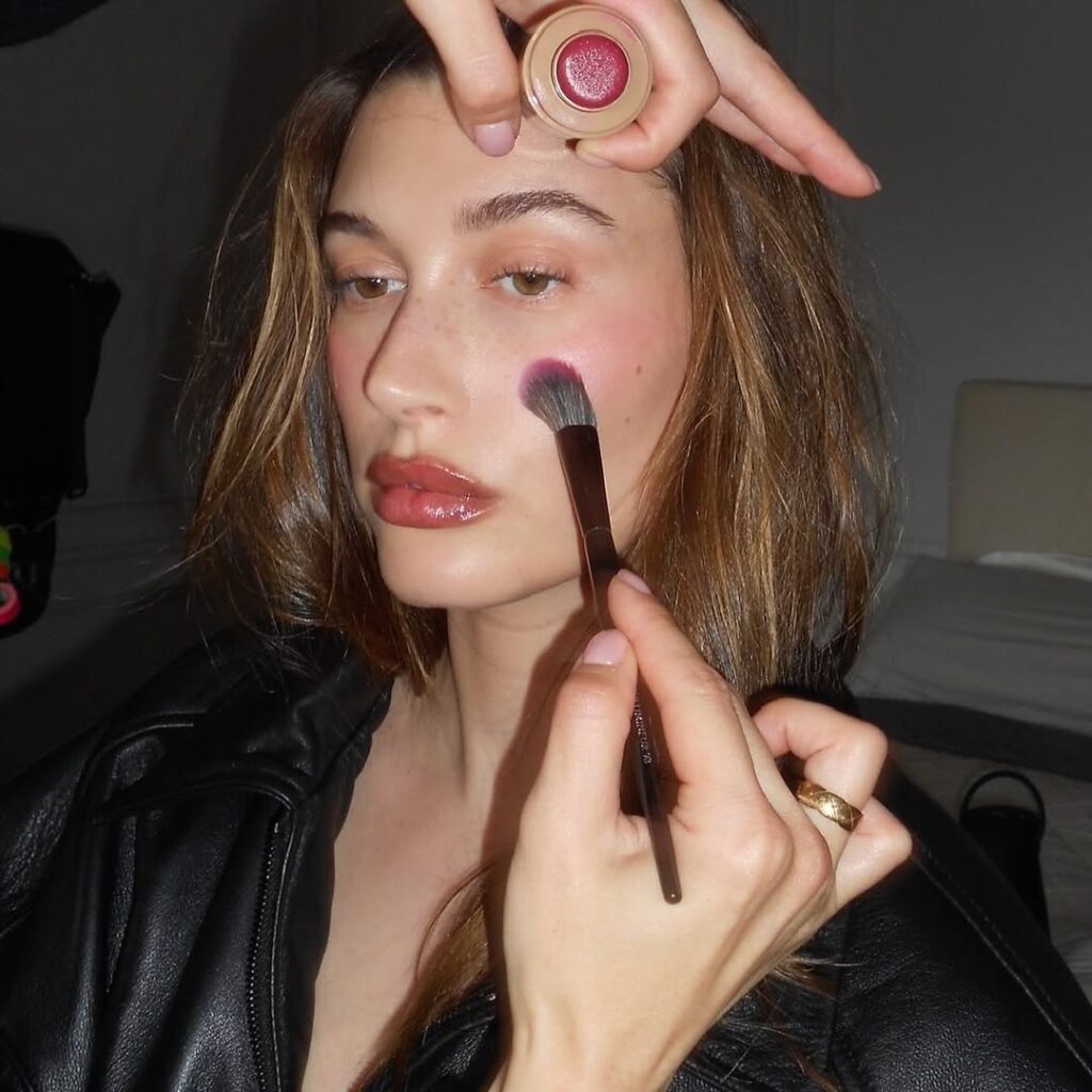 6 najlepših makeup trendova za leto 2025.
hailey bieber usne u slojevima
layered lips