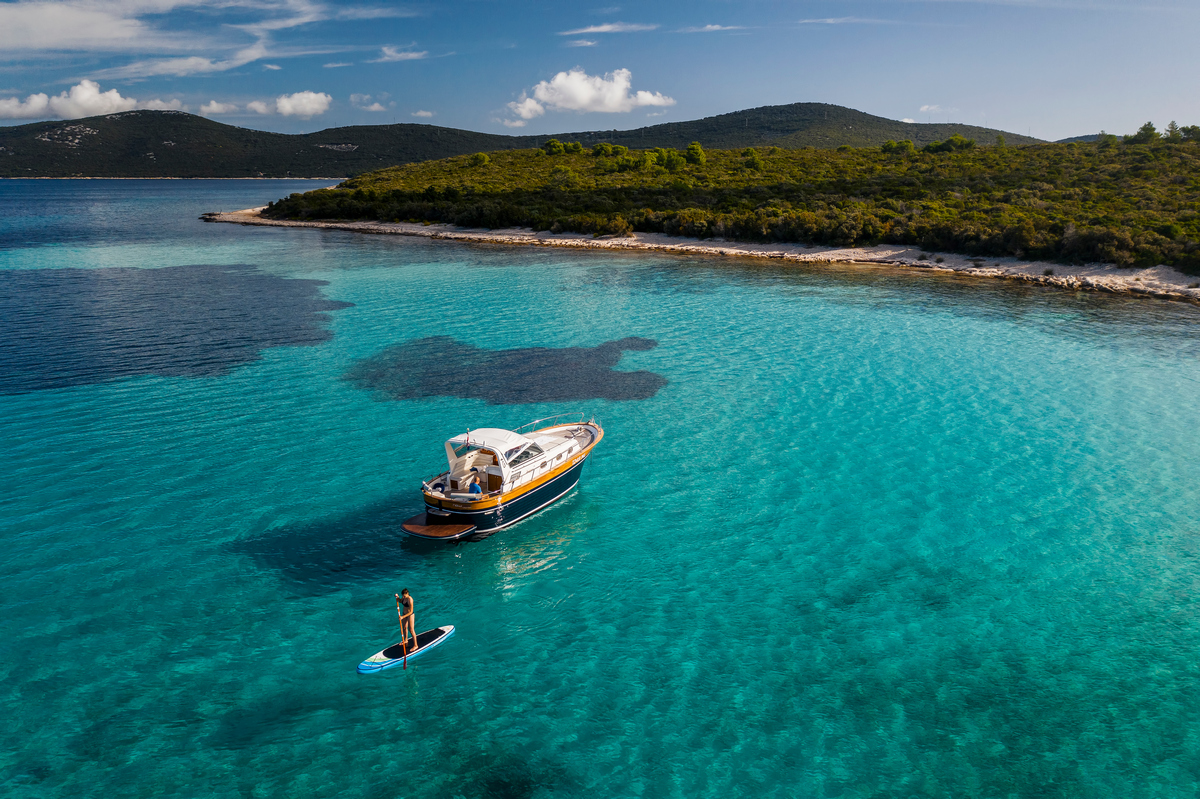 postoji mesto gde luksuz znači upravo suprotno – mir. Dobrodošli na Lošinj, otok koji njeguje filozofiju slow luxury.
