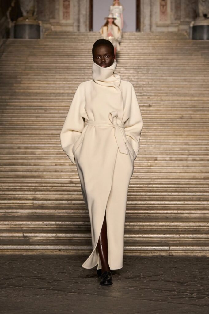 Max Mara donela duh Italije pedesetih u palatu Reggia di Caserta