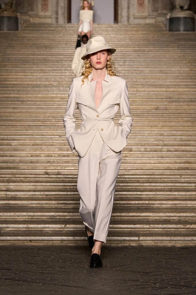 Max Mara donela duh Italije pedesetih u palatu Reggia di Caserta