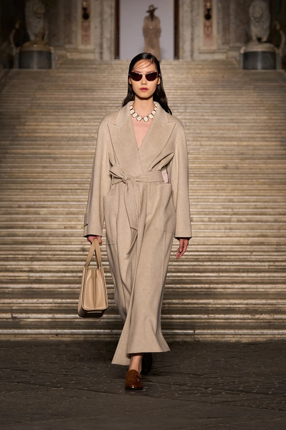 Max Mara donela duh Italije pedesetih u palatu Reggia di Caserta