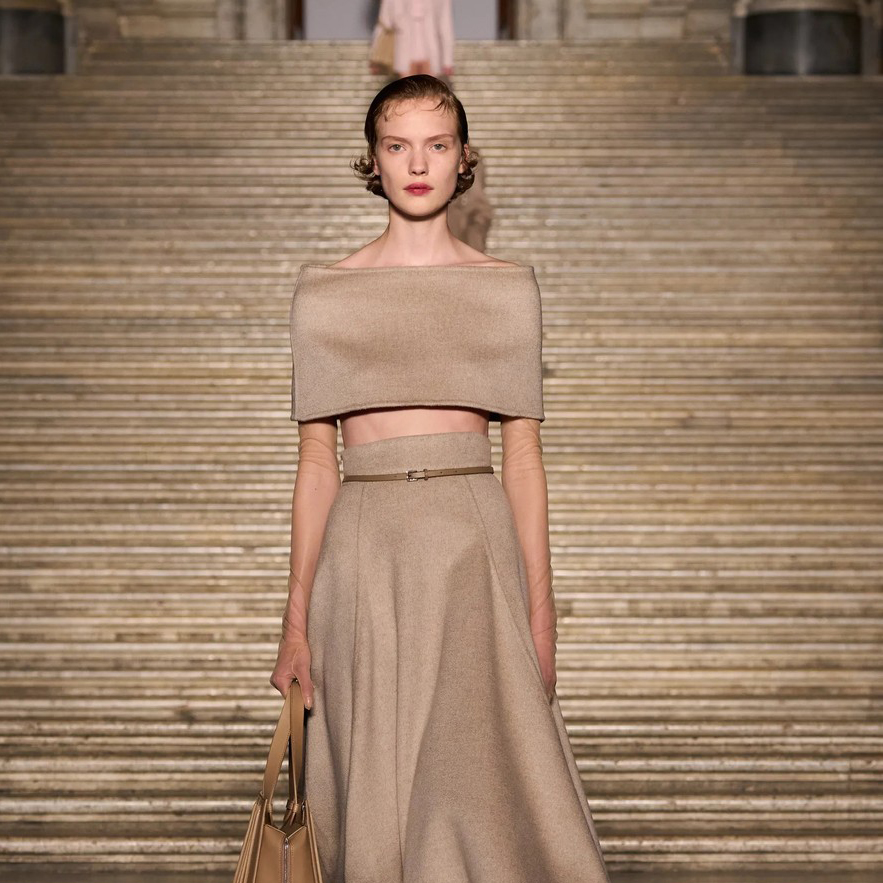 Max Mara donela duh Italije pedesetih u palatu Reggia di Caserta