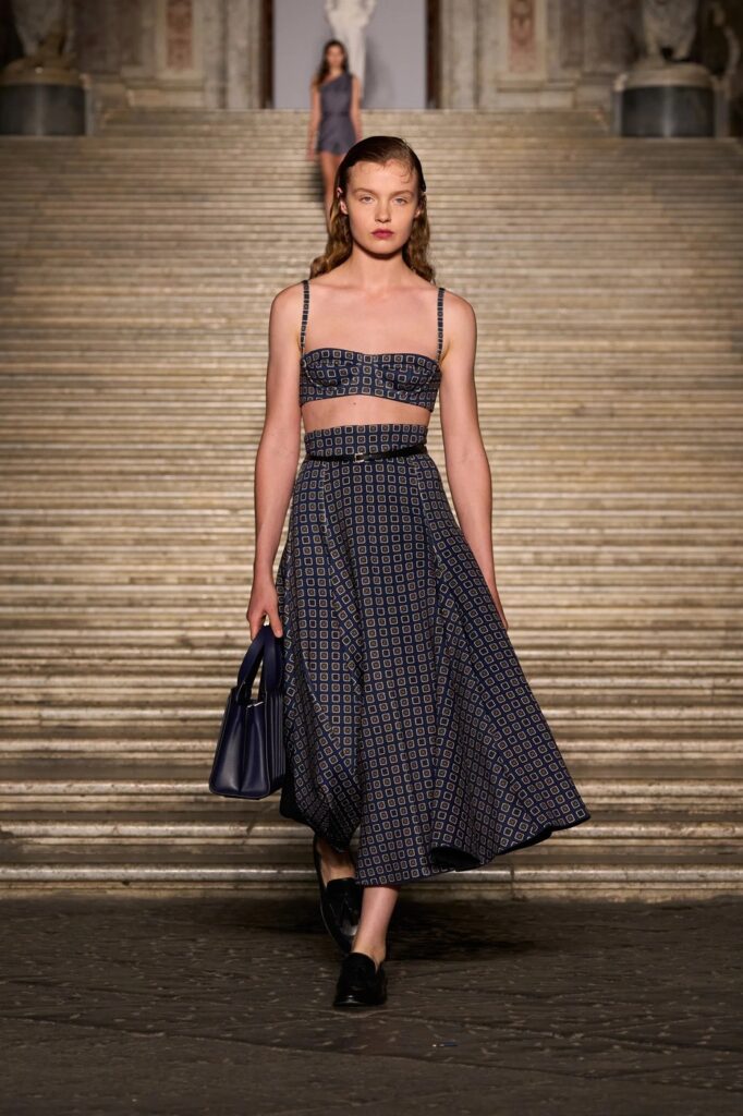 Max Mara donela duh Italije pedesetih u palatu Reggia di Caserta