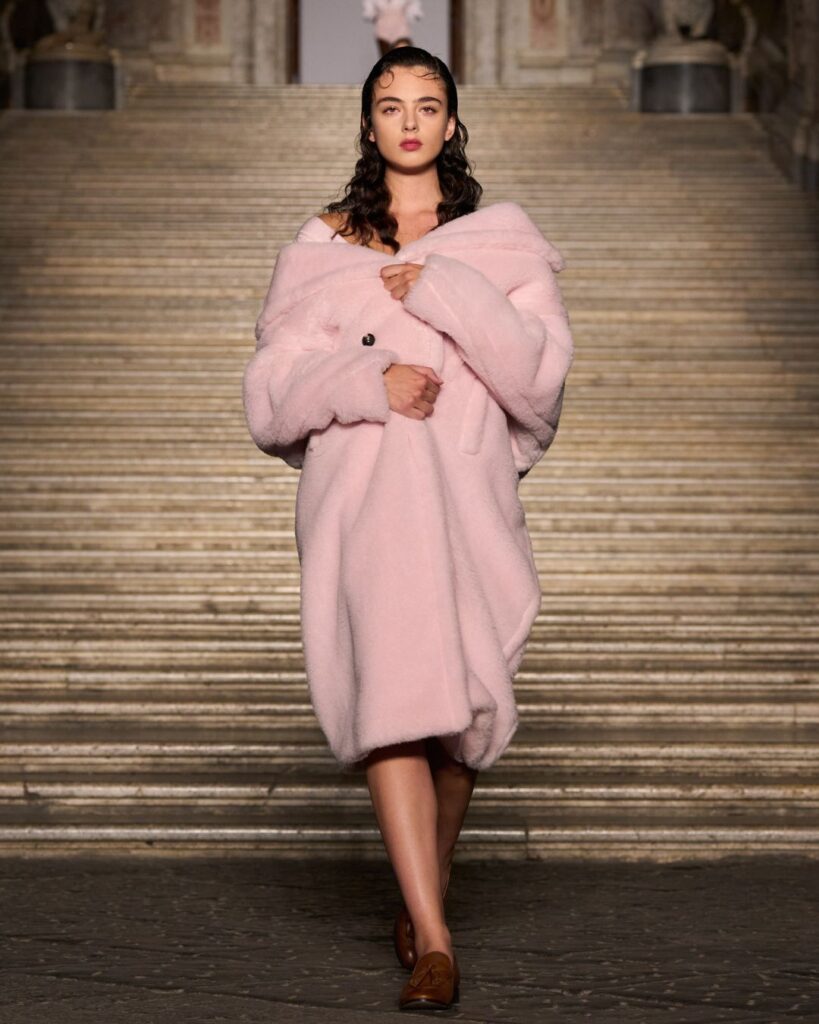 Max Mara donela duh Italije pedesetih u palatu Reggia di Caserta