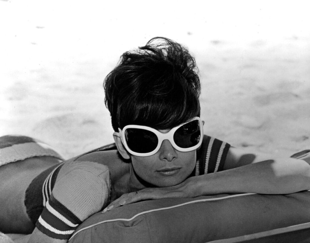 Zašto ne biste nosili naočare Audrey Hepburn iz filma Two for the Road
Yuhu Oliver Goldsmith iz 1967, danas su jednako smele i relevantne kao i tada