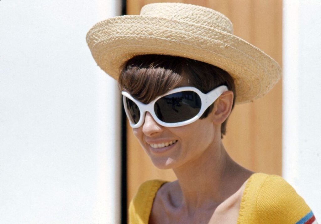 Zašto ne biste nosili naočare Audrey Hepburn iz filma Two for the Road
Yuhu Oliver Goldsmith iz 1967, danas su jednako smele i relevantne kao i tada