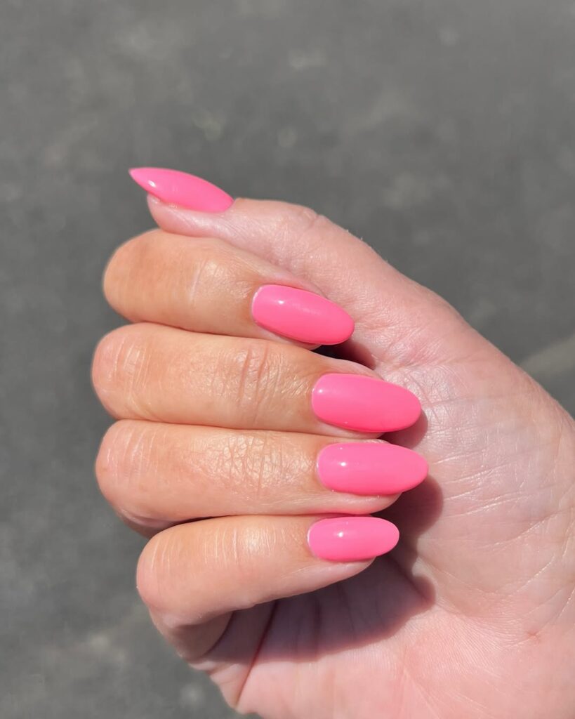 Najzanimljiviji manikir za leto 2025.
guava pink manikir